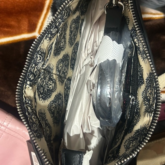 Ed Hardy NWT Black Crossbody Bag with Red and Green Heart Design - Picture 5 of 7